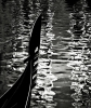 Reflektion und Gondel::im wunderschönen Sonnenuntergang entstand diese Komposition mit dem Spiel durch Licht und Schatten.