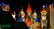 Hotel Excalibur, Las Vegas, Nevada:: Fotografiert aus einer MGM Suite – die Doppelreflexion entstand wegen der Glasscheibe