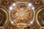 Hotel Venetian, Deckendekoration, Las Vegas, Nevada:: Die wunderschöne Decke über dem Brunnen vor der Reception des Hotel Venetian. Das Foto ist in perfekter Symmetrie gestaltet, die Säulenköpfe oben und unten bilden eine horizontale Linie. Das Foto ist perfekt in der Mitte zentriert.