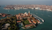 Luftaufnahme::Im Vordergrund San Giorgio Maggiore mit seinem Amphitheater, rechts der Dogenpalast, und links in der Mitte Santa Maria della Salute.