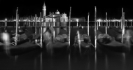 San Giorgio Maggiore bei Nacht::Der Effekt, dass die Gondeln aussehen, als würden sie „schweben“, entstand durch die lange Belichtung - keine digitale Manipulation.