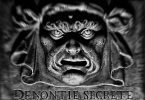 Denontie Secrete::die Öffnung des Mundes diente als „Briefkasten“, der sich direkt im Dogenpalast befindet. Hier wurden viele Schicksale und Existenzen von Personen und kompletten Familien besiegelt. Daher wollte ich dieses „Postfach“ bedrohlich präsentieren, mit einem Licht von unten nach oben beleuchtet und mit Unschärfe um mehr Spannung zu kreieren. Ich denke, es ist mir gelungen.